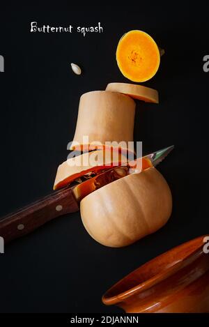 In Scheiben geschnittener оrganic frischer Butternut-Squash auf schwarzem Hintergrund. Gesunde Bio-Lebensmittel Sammlung. Draufsicht flach liegend Stockfoto