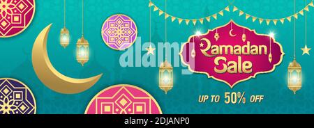 Ramadan Sale, Web-Header oder Banner-Design mit golden glänzenden Rahmen, arabischen Laternen und goldenen Halbmond auf türkisfarbenem Hintergrund. Bis zu 50% discun Stock Vektor
