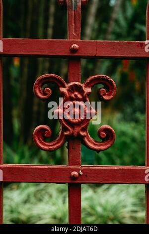 Rote schmiedeeiserne Blumenverzierung Stockfoto