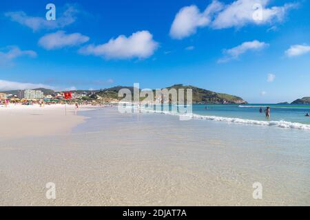 ARRAIAL DO CABO, RIO DE JANEIRO, BRASILIEN - 26. DEZEMBER 2019: Panoramablick auf den Strand Praia Grande. Weißer Sand, klares und transparentes Wasser des Meeres. Som Stockfoto