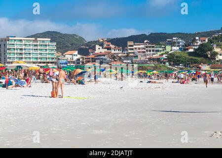 ARRAIAL DO CABO, RIO DE JANEIRO, BRASILIEN - 26. DEZEMBER 2019: Blick auf den Strand Praia Grande. Weißer Sand, klares und transparentes Wasser des Meeres. Einige Personen e Stockfoto