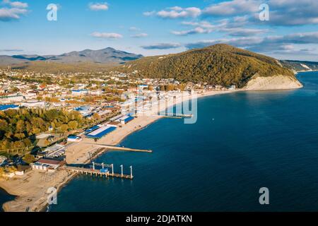 Wunderschöner tropischer Strand und Bergküste, Luftblick. Stockfoto