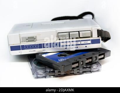 Alte tragbare Stereo-Audio-Kassettenspieler isoliert auf einem weißen Hintergrund. Veraltete Technologie. 80er. Musik hören. Stockfoto