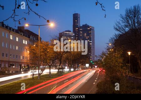 Universitaetsstraße und Uni-Center im Stadtteil Suelz ist es eines der größten Wohnhäuser Europas, Köln, Deutschland. Universitaetss Stockfoto