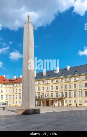 Prager Burg Obelisk, oder Mrakotin Monolith, auf dem dritten Hof der Prager Burg, Prag, Tschechische Republik Stockfoto