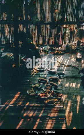 Mahlzeiten für Rucksacktouristen zubereitet Erleben einer Gastfamilie in einem Lisu Hilltribe Langhaus in der Nähe der birmanischen Grenze, Chiang Mai Provinz, Nord-Thailand, 1990 Stockfoto