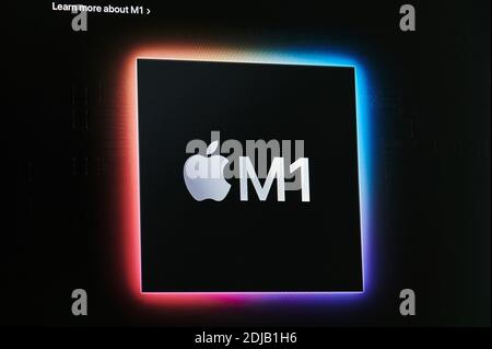 New york, USA - 14. Dezember 2020: Lernen Sie mehr über neue m1 Apple proceesor Chip auf Laptop-Bildschirm Makro Nahaufnahme Stockfoto