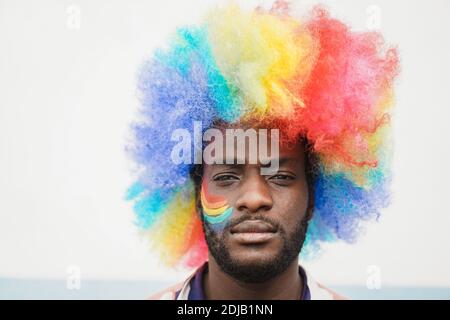 Afroamerikanischer Mann bei Gay Pride im Freien Stockfoto