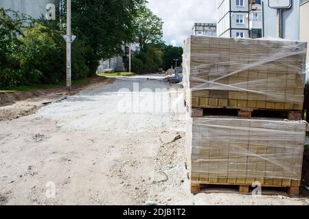 Stapel von Pflasterplatten für die Verlegung im Freien auf sonnig vorbereitet Sommertag Stockfoto