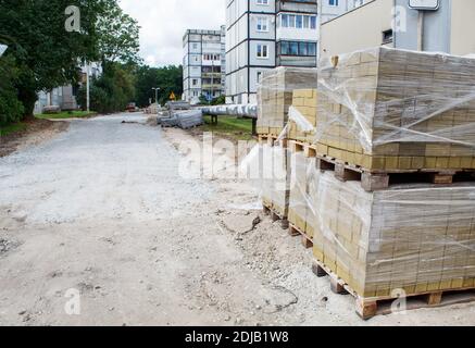 Stapel von Pflasterplatten für die Verlegung im Freien auf sonnig vorbereitet Sommertag Stockfoto