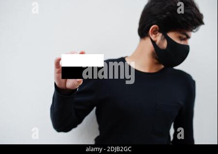 Malaiischer Mann tragen ganz schwarz mit Gesichtsmaske halten Pahang Flagge in der Hand isoliert auf weißem Hintergrund. Staaten und Bundesgebiete von Malaysia Coronavirus Stockfoto