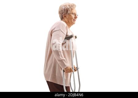 Ältere Frau mit Krücken isoliert auf weißem Hintergrund Stockfoto