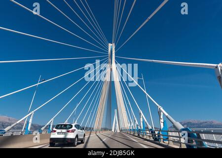 Die Rio - Antirrio Brücke, in der Nähe von Patras, verbindet die Peloponnes mit dem Festland Griechenland über den Golf von Korinth. Stockfoto