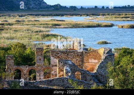 Die Ruine der Basilika Saint Achilleios aus dem 10. Jahrhundert auf der Insel Agios Achilleios am Mikri Prespa See, Mazedonien, Nordgriechenland. Stockfoto