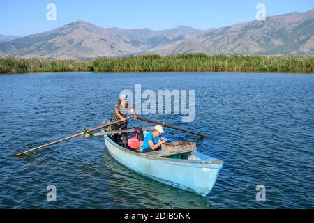 Ein Fischer und seine Frau auf Mikri Prespa See in Mazedonien, Nordgriechenland. Stockfoto