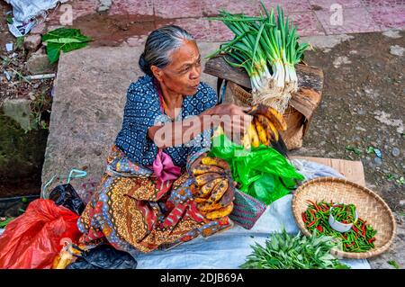 Mai 2014. Rantepao Viehmarkt, Rantepao, Tana Toraja, Sulawesi, Indonesien. Obst und Gemüse Stand. Stockfoto