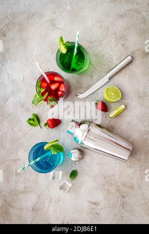 Set von Barutensilien und Zutaten für Cocktails, Getränke, Blick von oben Stockfoto