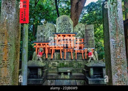 Kleiner Schrein und Altar zu Füchsen, Fushimi Inari-taisha Tempel, Patron der Landwirtschaft und des Geschäfts, errichtet in der Heian Periode, Kyoto, Japan Stockfoto