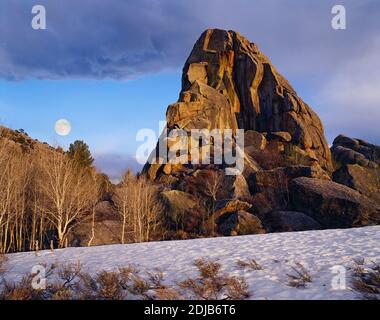 Mondaufgang am Emery Pass in Idaho's City of Rocks National Reserve, USA Stockfoto