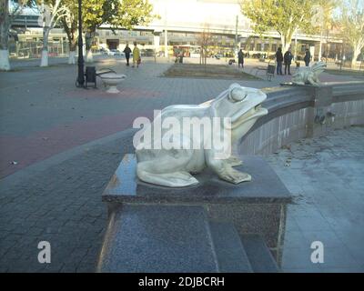 Der weiße Steinfrosch ist ein Teil des Barmaley-Denkmals Stockfoto