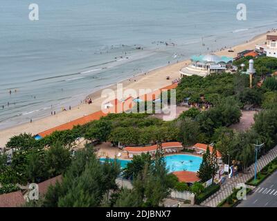 Bai Sau oder Zurück Strand in Vung Tau in der Provinz Bang Ria-Vung Tau in Südvietnam, mit Restaurantpavillons am Strand. Stockfoto