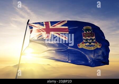 Die Flagge der Cayman Islands winkt auf dem oberen Sonnenaufgangsnebel Stockfoto