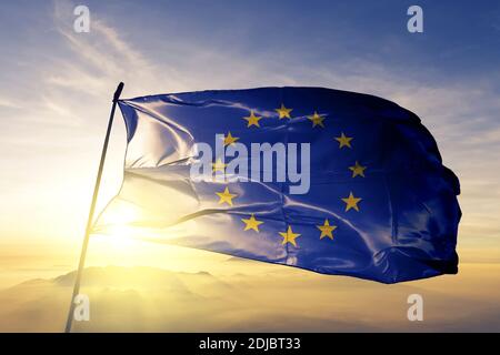 Flagge der Europäischen Union winkt auf dem oberen Sonnenaufgangsnebel Stockfoto