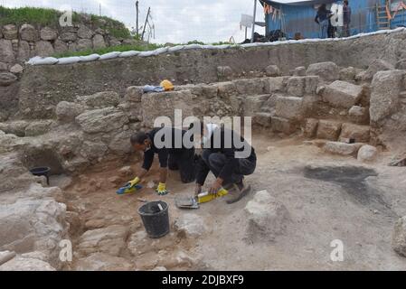 Beit Shemesh, Israel. Dezember 2020. Arbeiter der Israel Antiquities Authority reinigen eine alte Öllampen-Werkstatt, die am Montag, den 14. Dezember 2020 in Beit Shemesh, Israel, entdeckt wurde. Hunderte von keramischen Öllampen, Schimmelpilzen und Figurenfragmenten von vor 1,600-1,700 Jahren wurden bei Ausgrabungen vor dem Bau einer neuen Nachbarschaft in Beit Shemesh gefunden. Foto von Debbie Hill/UPI Kredit: UPI/Alamy Live Nachrichten Stockfoto