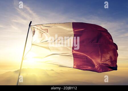 Malta Flagge winkt auf der Oberseite Sonnenaufgang Nebel Stockfoto