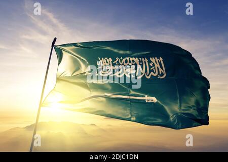 Saudi-Arabien Flagge winkt auf der Oberseite Sonnenaufgang Nebel Stockfoto