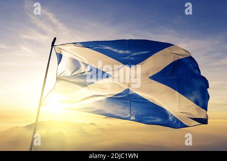 Schottland Flagge winkt auf dem oberen Sonnenaufgang Nebel Nebel Stockfoto