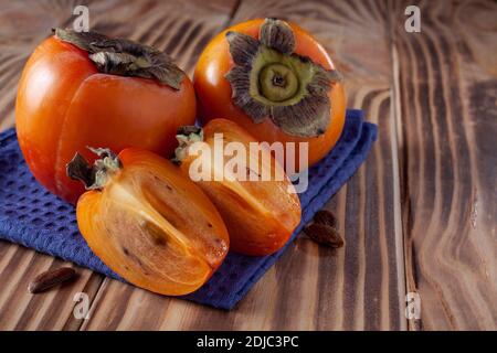 Foto von frischen reifen Kaki auf einem Holztisch Stockfoto