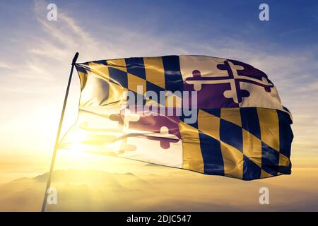 Maryland State of United States Flagge winkt auf der Spitze nebel bei sonnenaufgang Stockfoto