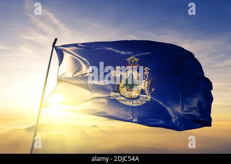 Maine Staat der Vereinigten Staaten Flagge winkt auf der Spitze nebel bei sonnenaufgang Stockfoto