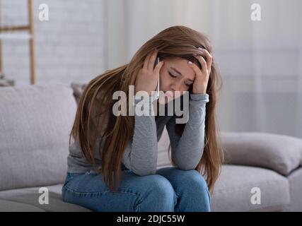 Verärgert junge Frau im Gespräch mit ihrem Psychologen auf Handy, Hilfe bei der Behandlung von Depressionen zu Hause Stockfoto