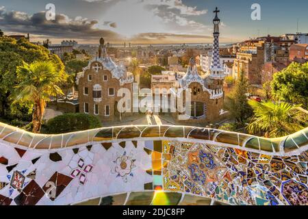 Park Güell und Skyline bei Sonnenaufgang, Barcelona, Katalonien, Spanien Stockfoto