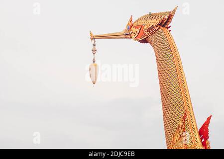 Suphannahong Royal Barge Prozession Thai traditionelle Kunst auf weißem Hintergrund Stockfoto