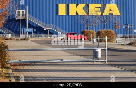 14. Dezember 2020, Sachsen-Anhalt, Günthersdorf: Auf dem Parkplatz von Ikea parken nur wenige Autos. Zwei Tage vor dem Rest der Bundesrepublik geht Sachsen noch am selben Tag in eine harte Sperre über. Das öffentliche Leben bleibt bis zum 10. Januar 2021 geschlossen. Neben den meisten Geschäften sind Kindertagesstätten, Schulen und Nachschulen geschlossen. Die Landesgrenze von Sachsen-Anhalt liegt nur wenige Kilometer von Leipzig entfernt. Es gibt Befürchtungen, dass Sachsen zunehmend in das Nachbarland reisen werden, um einzukaufen. Foto: Jan Woitas/dpa-Zentralbild/dpa Stockfoto