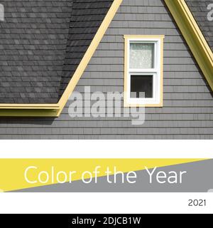 Farbe des Jahres 2021, Ultimate Grey und leuchtendes Gelb. Helle Fenster und geflieste Wände, die den Farbtrend für 2021 darstellen. Stockfoto