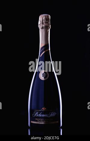 Prag, Tschechische Republik - 10. Dezember 2020: Die Flasche Bohemia Sekt auf schwarzem Hintergrund. Es ist der beliebteste Schaumwein in der Tschechischen Republik Stockfoto