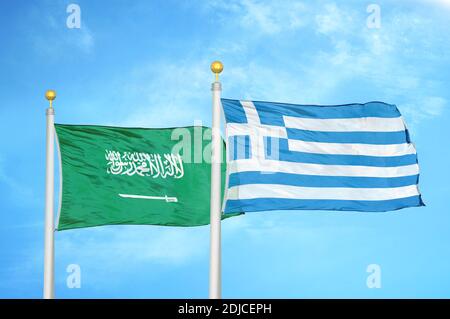 Saudi-Arabien und Griechenland zwei Flaggen auf Fahnenmasten und blau wolkiger Himmel Stockfoto