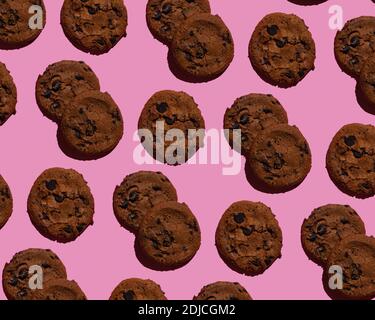 Chocolate Chip Cookies auf einem rosa Hintergrund. Nahtlose Musteransicht von oben Stockfoto