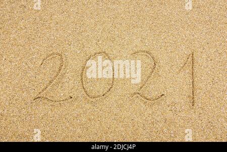 2021 geschrieben am Sandstrand Stockfoto