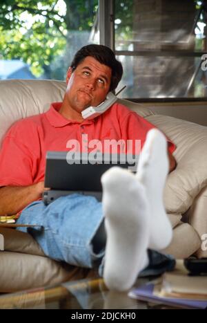 Der Mann mittleren Alters der 1990er Jahre arbeitet von zu Hause aus, USA Stockfoto