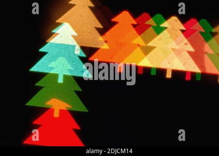 Grafische abstrakte Muster von Weihnachtsbäumen auf schwarzem Hintergrund Stockfoto