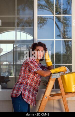 Hausfrau mittleren Alters macht eine Pause von ihren Hausarbeiten, USA Stockfoto