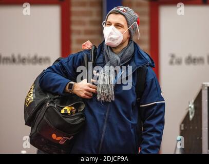 Timo Boll (Düsseldorf) mit Mund-Nasen-Schutz während der Champions-League-Bubble in Düsseldorf Borussia Düsseldorf 12.12.2020, Tischtennis, Champions, Stockfoto