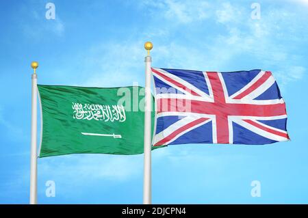 Saudi-Arabien und Großbritannien zwei Flaggen auf Fahnenmasten und Blauer wolkig Himmel Stockfoto