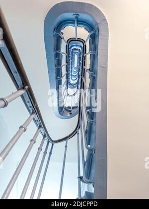 Blaue Wendeltreppe Paris. Eingang in Frankreich mit einer kornblumenblauen Treppe. Ansicht von unten Stockfoto