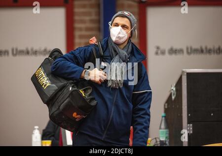 Timo Boll (Düsseldorf) mit Mund-Nasen-Schutz während der Champions-League-Bubble in Düsseldorf Borussia Düsseldorf 12.12.2020, Tischtennis, Champions, Stockfoto